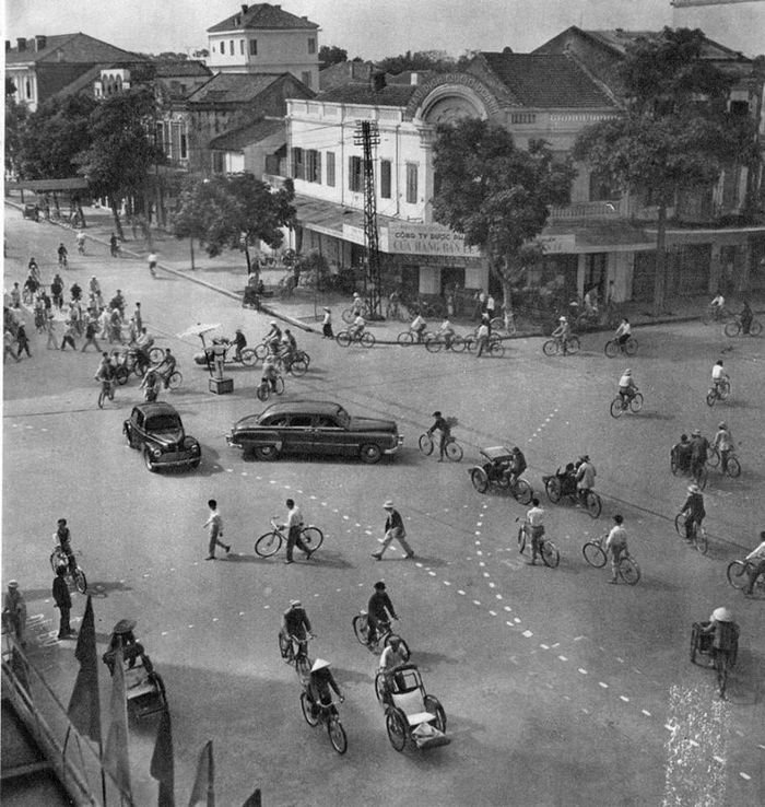  Ngã tư Tràng Tiền – Hàng Bài bên bờ hồ Gươm, Hà Nội cuối thập niên 1950. Ảnh: Rév Miklós.