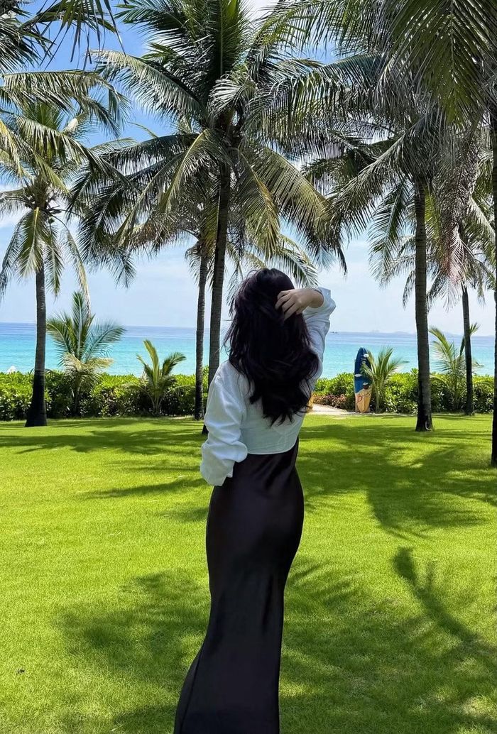 Làn da mịn màng cùng đường nét gương mặt hài hòa tiếp tục là điểm nổi bật của nàng hậu. Vẻ đẹp không quá sắc sảo nhưng thanh thoát, nữ tính giúp Đặng Thu Thảo duy trì hình ảnh “thần tiên tỷ tỷ” trong lòng nhiều khán giả. Ảnh: IG dangthuthao91