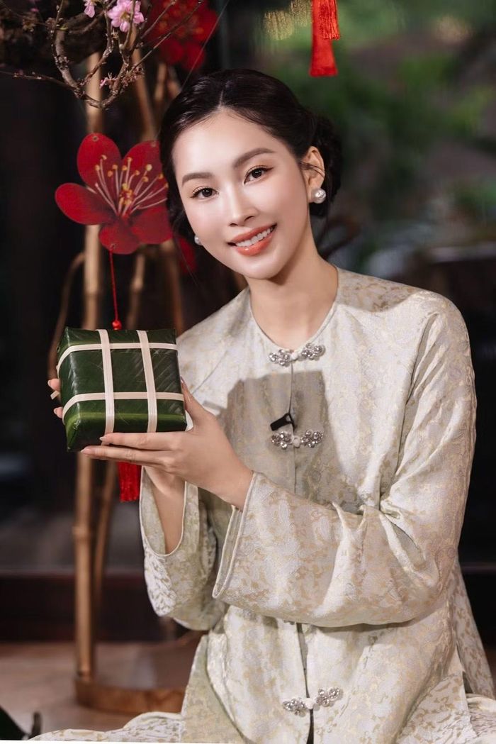 Đáng chú ý, vóc dáng của Đặng Thu Thảo sau khi trải qua 3 lần sinh nở cũng khiến nhiều chị em ngưỡng mộ. Nàng hậu vẫn sở hữu thân hình thon gọn, cân đối và thường lựa chọn những thiết kế giúp tôn lên vẻ thanh lịch. Ảnh: FB Dang Thu Thao