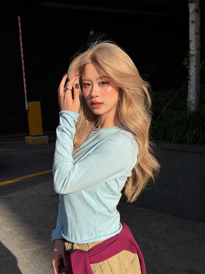 Màu tóc mới thiên bạch kim pha beige, khi lên nắng tạo hiệu ứng sáng gần như vàng kem, giúp gương mặt của Hàn Hằng trông nổi bật hơn.