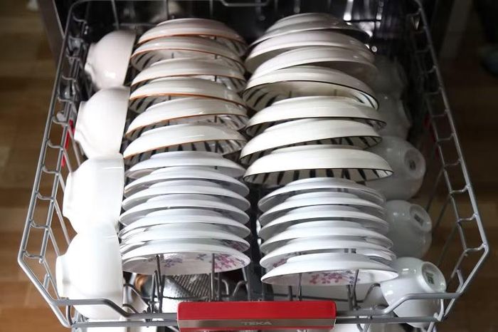 Không chỉ thay thế thao tác rửa thủ công, thiết bị này còn giúp các thành viên chủ động hơn trong việc quản lý thời gian, đặc biệt với những gia đình đông người hoặc thường xuyên nấu nướng.