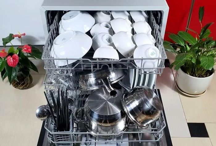 3. Máy rửa bát là thiết bị tiếp theo góp phần giảm tải công việc nội trợ khi có thể tự động làm sạch số lượng lớn bát đĩa, xoong nồi sau mỗi bữa ăn gia đình.