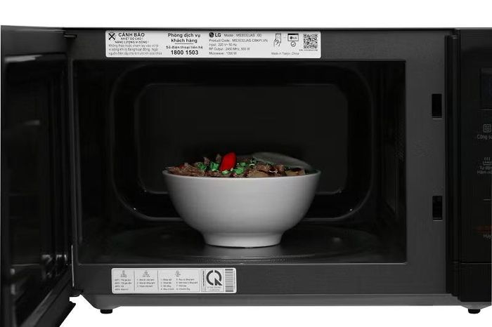 Các mẫu lò vi sóng tích hợp chức năng nướng còn giúp mở rộng khả năng chế biến thực phẩm, đồng thời giảm số lượng thiết bị cần bố trí trong không gian bếp.