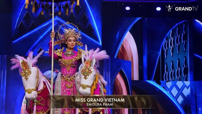 Trước phần thi bikini và dạ hội, Emoura Phạm trình diễn trang phục dân tộc “Vinh Quy Bái Tổ”.