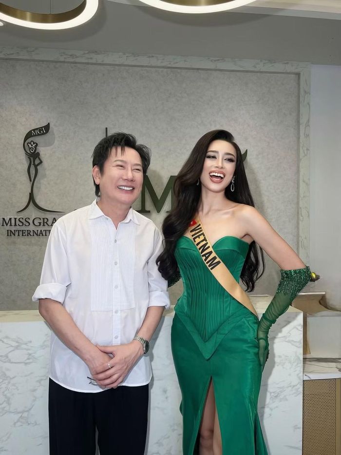 Sau đêm bán kết, Emoura Phạm tiếp tục chuẩn bị cho chặng cuối của Miss Grand International 2026. Đêm chung kết cuộc thi dự kiến diễn ra ngày 10/10 tại Bangkok, Thái Lan.