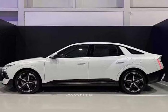 Với kết quả này, Avante đứng thứ ba toàn thị trường, chỉ sau Hyundai The New Grandeur với 8.898 xe và Kia Sorento với 6.957 xe. Kia Sportage và Seltos lần lượt đứng ở vị trí thứ tư và thứ năm với doanh số 5.497 và 5.042 xe. Đáng chú ý, doanh số tháng 9 của Avante thế hệ mới chủ yếu đến từ các phiên bản động cơ xăng, trong khi phiên bản hybrid chưa được giao tới khách hàng.