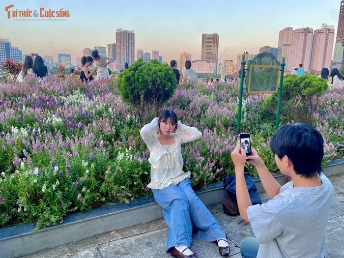Nhiều bạn trẻ đã chuẩn bị kỹ lưỡng từ trang phục đến phụ kiện để có được những bức ảnh ưng ý nhất. Xu hướng được yêu thích nhất năm nay là những chiếc váy trắng, kem hoặc mang tông màu sáng nhẹ nhàng, rất hợp với "vibe" lãng mạn của mùa thu.