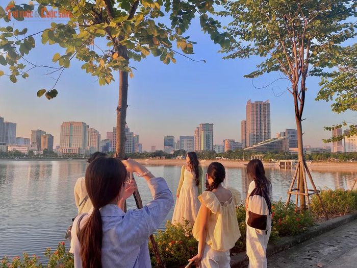 Ghi nhận vào các buổi chiều, lượng người đổ về công viên ngày một đông hơn. Không khí se lạnh của mùa thu khiến mọi người thích thú dạo bộ, trò chuyện và cùng nhau ghi lại những kỷ niệm đẹp.