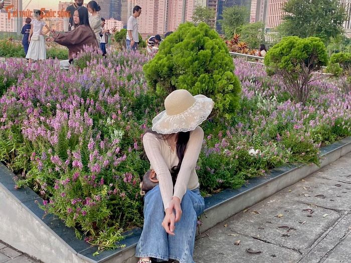 Với diện tích rộng lớn, không gian xanh thoáng đãng và nhiều mảng hoa rực rỡ, công viên An Hòa hứa hẹn sẽ tiếp tục là "tọa độ" check-in và thư giãn cực hot của người dân Thủ đô trong những ngày thu này.