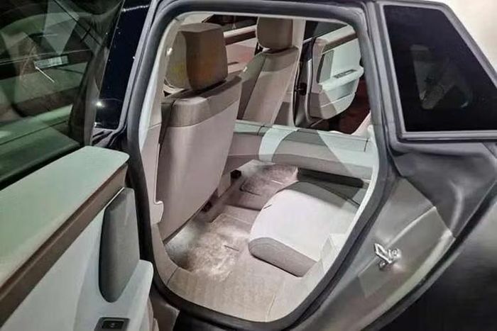 Có lẽ điều gây bất ngờ nhất là khoang nội thất không có màn hình thông tin giải trí khổng lồ dạng máy tính bảng vốn xuất hiện ngày càng nhiều trên các mẫu xe điện mới. Thay vào đó, Jaguar Type 01 được trang bị bảng đồng hồ kỹ thuật số cỡ lớn, lên đến 24 inch, hiển thị tất cả thông tin quan trọng của xe cũng như hệ thống dẫn đường.