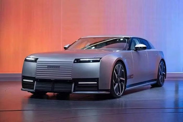 Jaguar sẽ mở sổ đặt hàng cho Type 01 vào đầu năm sau và dự kiến bắt đầu giao xe cho khách hàng trong nửa cuối năm 2027. Tại thị trường Anh quốc, giá xe sẽ khởi điểm từ 130.000 Bảng (tương đương khoảng 4,47 tỷ đồng).