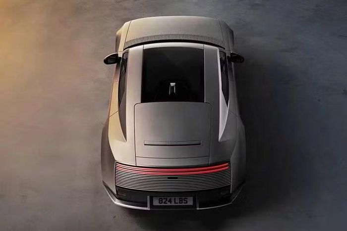 Dù Jaguar muốn định vị mình như một đối thủ của Bentley nhưng khoang nội thất của Type 1 lại có rất ít nút bấm và phím điều khiển vật lý. Jaguar rõ ràng đã hướng tới thiết kế tối giản nhưng nội thất này bị đánh giá là thực sự toát lên vẻ sang trọng dù đi kèm hệ thống âm thanh 38 loa đầy uy lực.