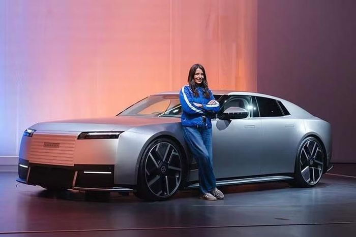 Jaguar muốn tạo ra một tuyên ngôn về thiết kế với Type 01 và họ đã làm được điều đó. Phần đầu xe của Jaguar Type 01 không có lưới tản nhiệt truyền thống, nhưng lại sở hữu các hốc hút gió nhỏ màu đen bóng nằm ở chân cản trước. Một thay đổi lớn giữa Type 01 và phiên bản concept là sự xuất hiện của cổng sạc lớn trên chắn bùn trước bên phía người lái.