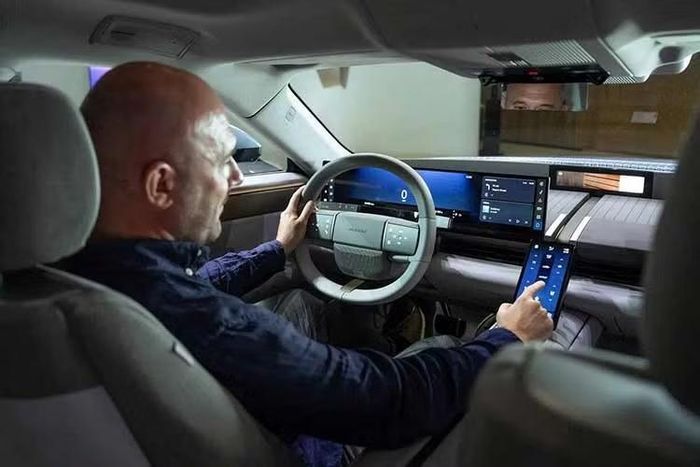 Nội thất của Jaguar Type 01 cũng táo bạo không kém ngoại thất. Tại đây, xe sở hữu vô lăng hai chấu nổi bật, giống thiết kế từng được hé lộ trên Range Rover GT sắp ra mắt. Vô lăng có 2 bề mặt cảm ứng lớn tích hợp các nút đàm thoại và chỉnh âm thanh.