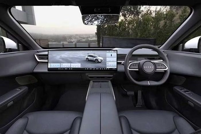 Một trong những điểm đáng chú ý của CX-6e là hệ thống màn hình 5K Widescreen kích thước 26,45 inch, kết hợp cùng màn hình trung tâm cảm ứng và hỗ trợ điều khiển bằng cử chỉ. Xe hỗ trợ Apple CarPlay và Android Auto không dây, Bluetooth, USB Type-A/Type-C và sạc điện thoại không dây.