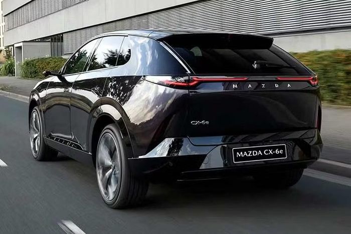 Mazda CX-6e sử dụng một mô-tơ điện đặt phía sau, công suất 258 mã lực, mô-men xoắn cực đại 290 Nm và bộ pin lithium-ion LFP dung lượng 77,9 kWh. Xe có khả năng tăng tốc 0-100 km/h trong 7,9 giây, tốc độ tối đa 185 km/h. Với bản Premium, phạm vi hoạt động đạt 555 km theo tiêu chuẩn NEDC. Trong khi đó, bản Premium Sport có tầm hoạt động 524 km.