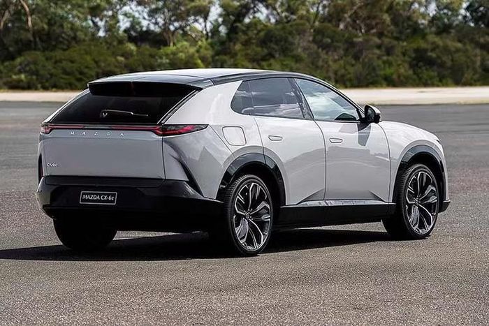 Về ngoại hình, Mazda CX-6e 2026 sở hữu chiều dài 4.850 mm, rộng 1.935 mm, cao 1.620 mm và chiều dài cơ sở 2.902 mm. Khoang hành lý phía sau có dung tích từ 468-1.434 lít tùy cách bố trí hàng ghế, trong khi khoang chứa đồ phía trước có dung tích 80 lít.