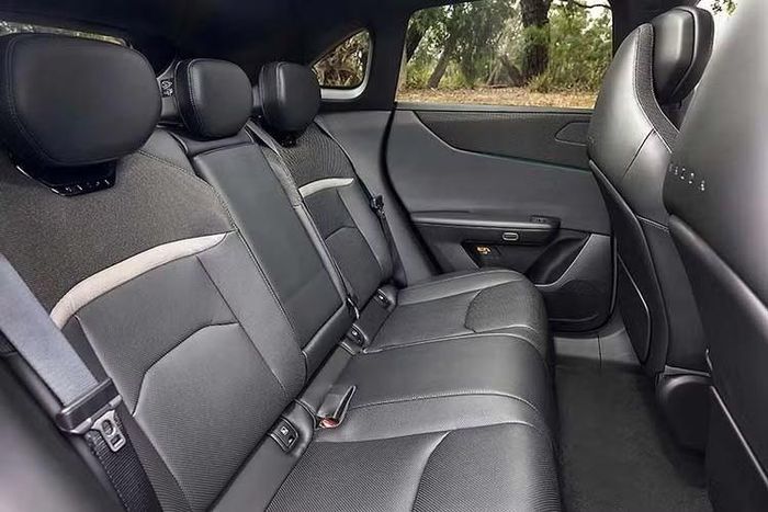Mazda CX-6e bản Premium sử dụng ghế bọc da Maztex, ghế lái chỉnh điện 8 hướng, nhớ 3 vị trí, hỗ trợ thắt lưng và thông gió. Hàng ghế sau có thể gập theo tỷ lệ 60:40. So với Premium, bản Premium Sport được bổ sung mâm 21 inch, lốp 255/40 R21, ghế sau thông gió và sưởi.