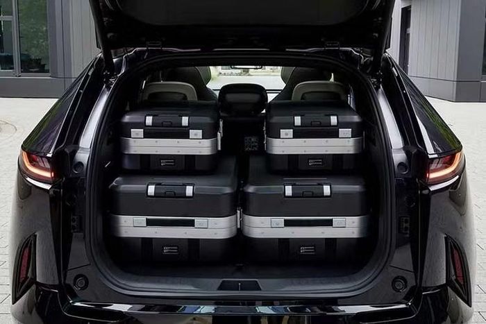 CX-6e được trang bị hệ thống hỗ trợ lái bán tự động cấp độ 2 cùng loạt tính năng ADAS. Danh sách trang bị gồm kiểm soát hành trình thích ứng Stop&Go, cảnh báo va chạm phía trước và phía sau, phanh khẩn cấp tự động, cảnh báo điểm mù, cảnh báo phương tiện cắt ngang phía sau, hỗ trợ giữ làn và hỗ trợ đưa xe trở lại làn.