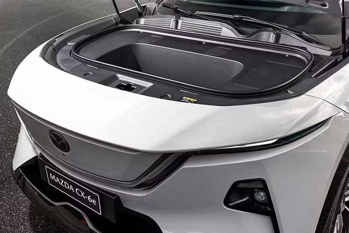 Mẫu xe SUV thuần điện mới nhà Mazda sử dụng hệ thống treo trước MacPherson và treo sau đa liên kết. Bản Premium được trang bị mâm 19 inch, trong khi bản Premium Sport sử dụng mâm 21 inch.