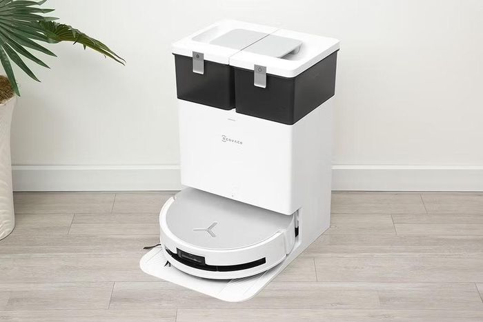 Robot có AI phát hiện vết bẩn, tự lau lại khi cần, trạm OMNI tự giặt, sấy con lăn và bổ sung dung dịch, phù hợp gia đình nuôi thú cưng cần làm sạch thường xuyên.