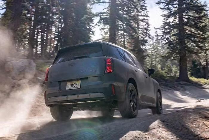 Trang bị kỹ thuật của Countryman Untamed Edition có sự khác biệt theo từng khu vực mà chiếc xe được bán. Tại Bắc Mỹ, hệ thống treo nâng cao và lốp địa hình là trang bị tiêu chuẩn. Tại Châu Âu, hệ thống treo nâng cao chỉ áp dụng cho các mẫu xe thuần điện, trong khi lốp địa hình là tùy chọn mua thêm. Ở các thị trường khác, khách hàng có thể trang bị lốp địa hình dưới dạng phụ kiện.