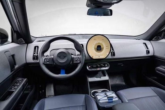 Khoang nội thất của Countryman Untamed sử dụng chất liệu và phối màu lấy cảm hứng từ các dụng cụ dã ngoại. Ghế thể thao bọc chất liệu tổng hợp Vescin màu Nightshade Blue kết hợp phần vải dệt ở vai và tựa đầu, điểm xuyết chỉ khâu màu Cornflower Blue. Bảng điều khiển và táp-pi cửa bọc vải dệt hai tông màu Millennial Melange.