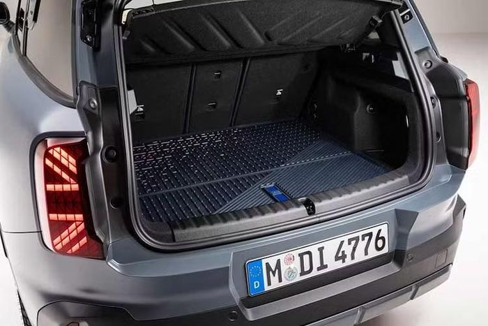 Về mặt kỹ thuật, hệ thống treo của Countryman Untamed Edition được nâng cao thêm 15mm, giúp khoảng sáng gầm xe tăng tối đa 19mm tùy theo thị trường và biến thể. Xe được tối ưu góc tới và góc thoát. Lốp địa hình Pirelli Scorpion All Terrain Plus đi kèm bộ mâm hợp kim 19 inch thiết kế 5 chấu Untamed Edition Spoke.