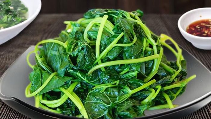Rau lang cung cấp nhiều dưỡng chất như vitamin C, vitamin nhóm B gồm B1, B2, B6, vitamin PP cùng các khoáng chất như sắt, magie, phốt pho, kali và canxi. Bên cạnh đó, rau còn có đạm thực vật và nhiều hợp chất dinh dưỡng khác. Việc bổ sung rau lang vào chế độ ăn góp phần làm phong phú nguồn vitamin, khoáng chất từ thực phẩm tự nhiên. Ảnh: Bách hoá XANH