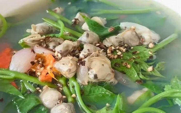 Rau lang luộc, rau lang xào tỏi, canh rau lang nấu tôm tươi, gỏi gà rau lang, rau lang xào nấm trứng gà hay canh rau lang nấu nghêu đều là những món ăn được nhiều người yêu thích. Khi kết hợp cùng tôm, nghêu, thịt gà, trứng hoặc nấm, rau lang vừa tạo thêm màu sắc cho món ăn vừa góp phần bổ sung thêm nhiều nhóm dưỡng chất. Ảnh: Bách hoá XANH
