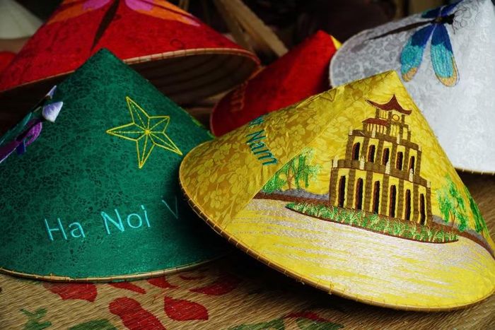 Nghệ thuật thêu ngày càng được ứng dụng linh hoạt trên nhiều sản phẩm, phụ kiện để phù hợp với nhiều nhu cầu và thị hiếu. Ảnh: Đỗ Sen.