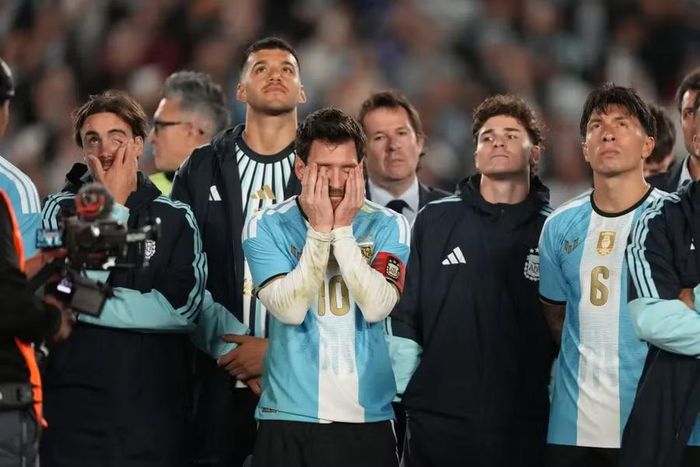 Lionel Messi xúc động khi nói lời giã từ đội tuyển quốc gia Argentina hôm 7/10. Ảnh: AP.
