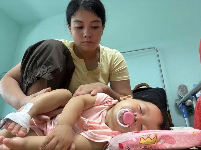 Lòng quặn thắt của người mẹ khi chứng kiến đứa con thơ từng giây phút chống chọi với bạo bệnh.