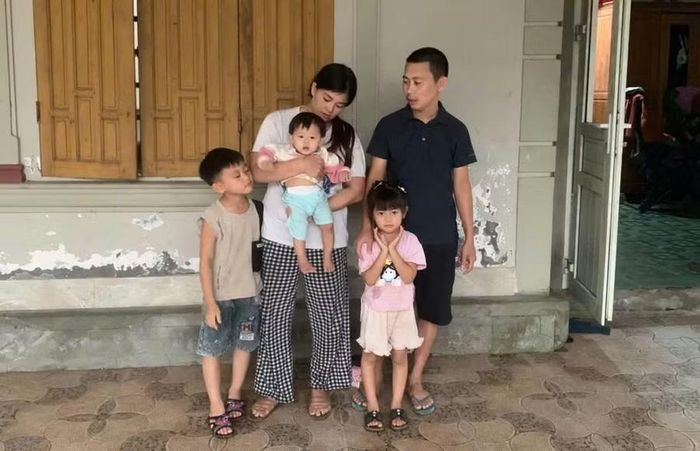 Gia cảnh chị Hoa hết sức éo le khi chồng bị tai biến và con gái Yến Nhi mắc bạo bệnh.