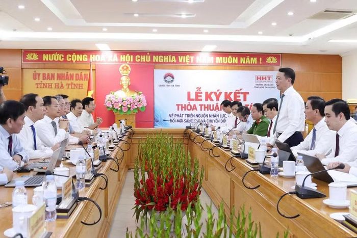 Quang cảnh buổi làm việc.