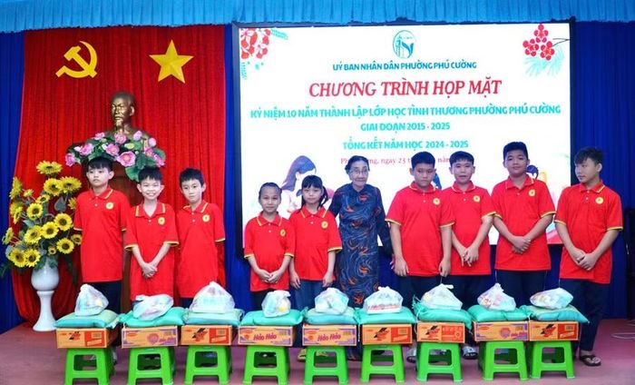 Lớp học tình thương do cô Ba đứng lớp đã giúp nhiều đứa trẻ biết đến con chữ, phép tính.