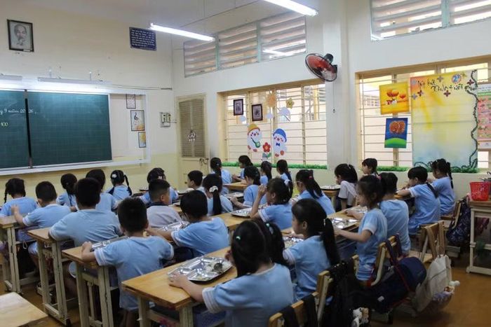 An toàn thực phẩm trong trường học luôn là vấn đề được xã hội cũng như các bậc phụ huynh đặc biệt quan tâm.