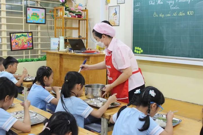 UBND 168 phường, xã, đặc khu trên địa bàn đã được yêu cầu khẩn trương rà soát, lập danh sách chi tiết toàn bộ các cơ sở giáo dục có tổ chức bếp ăn, đơn vị tiếp nhận suất ăn sẵn hoặc có căng tin.