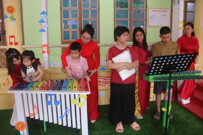 Các cô giáo và học sinh Trung tâm Hỗ trợ phát triển giáo dục hòa nhập tỉnh Sơn La tại giờ học ngoại khóa.