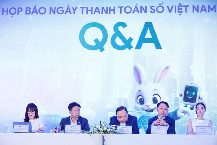 Đại diện Ban tổ chức trả lời câu hỏi của các nhà báo.