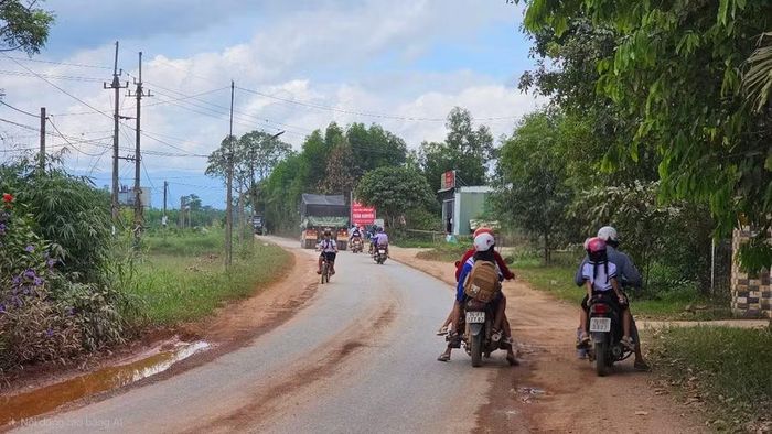 Lo ngại tăng lên vào mỗi giờ tan trường, học sinh và phụ huynh đi lại đông.