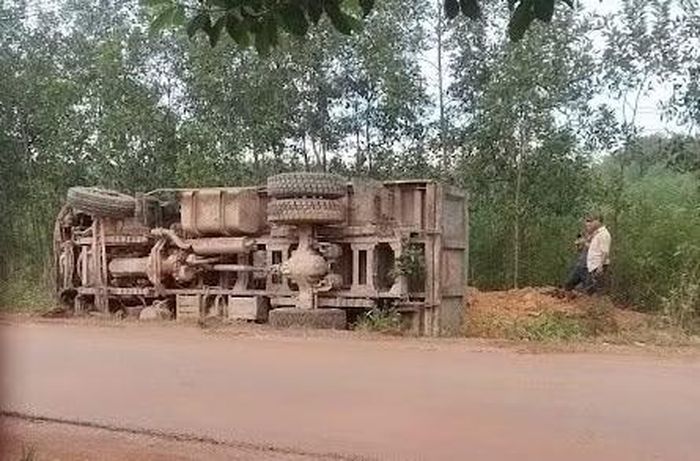Một phương tiện xe chở đất bị lật.
