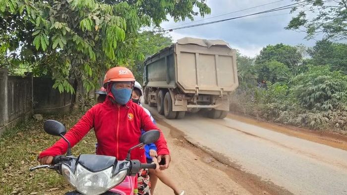 Lo sợ mất an toàn, bà Tình phải bỏ thời gian để đưa cháu đến trường và đi về mỗi ngày.