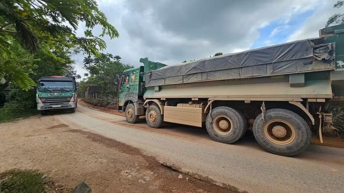 Phương tiện chở đất trọng tải lớn và dài gây khó khăn cho các phương tiện khác.