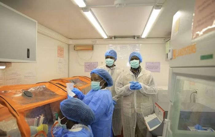 Nhân viên y tế đang làm việc trong phòng xét nghiệm lưu động, để phát hiện nhanh virus Ebola tại thành phố Butembo, Congo.