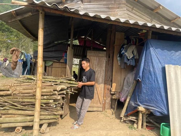 Đã 1 năm sau lũ, người dân bị mất nhà ở Yên Nhân vẫn đang phải sống tạm bợ trong các căn nhà dựng tạm.