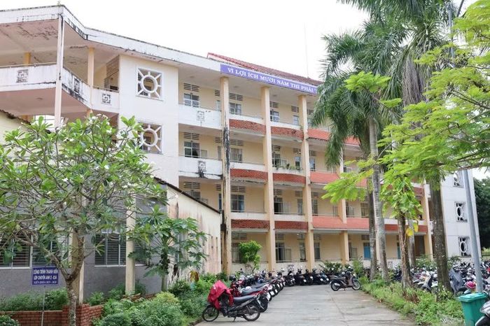 Một số hạng mục của Trường THPT chuyên Phan Ngọc Hiển đang có dấu hiệu xuống cấp.