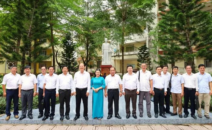 Đoàn Công tác Bí thư Tỉnh ủy Cà Mau thăm và chụp ảnh lưu niệm cùng tập thể Trường THPT chuyên Phan Ngọc Hiển năm học 2025 - 2026.