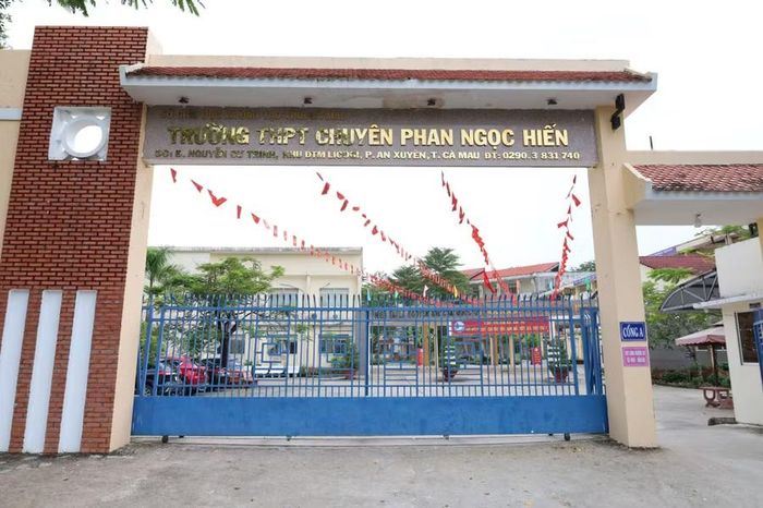  Cổng Trường THPT chuyên Phan Ngọc Hiển. 