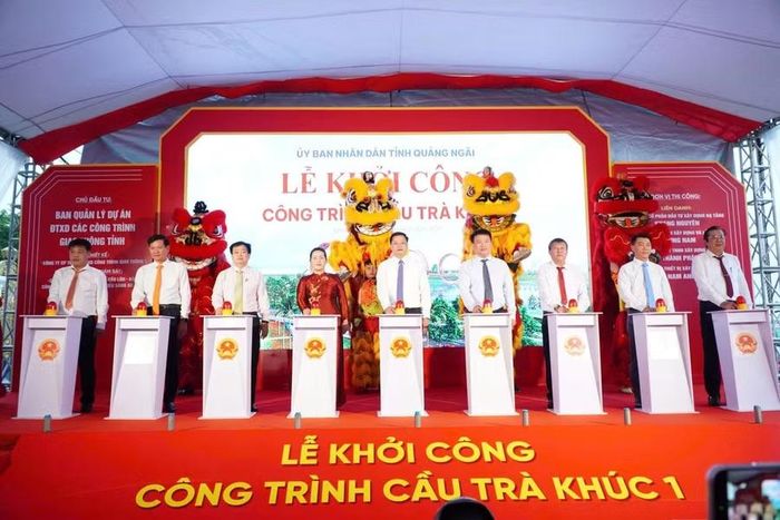 Các đại biểu thực hiện nghi thức khởi công dự án. Ảnh: Cổng TTĐT Quảng Ngãi